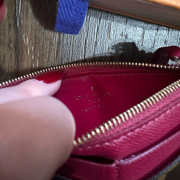 LV zipped card holder with a beautiful dark fuscia trim - Picture 4 of 6
